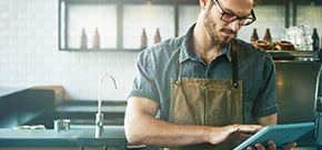 Handwerker, der Tablet benutzt